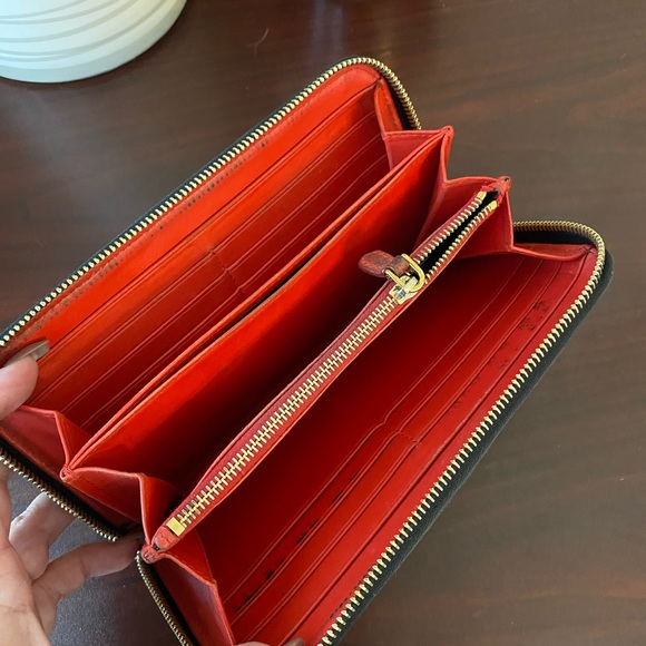 ❤️‍🔥Prada Vitello Move zip around long wallet.❤️‍🔥 - Picture 5 of 6